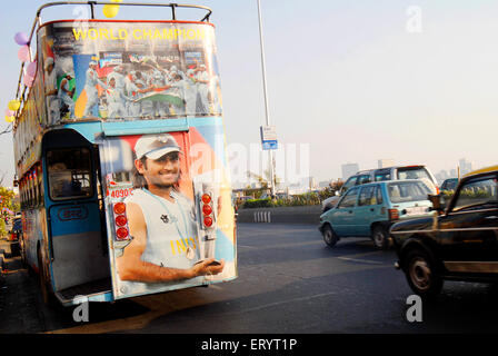 Mahendra Singh Dhoni avec l'équipe indienne de cricket photo sur le bus pour la procession de la victoire , Bombay , Mumbai , Maharashtra , Inde , cricket indien , Asie Banque D'Images