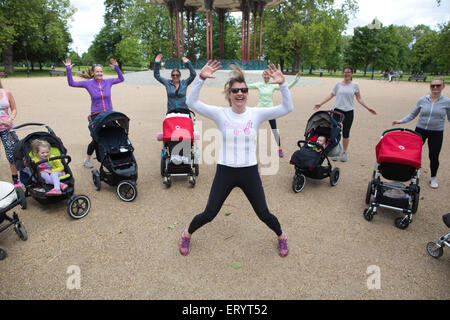 La mère de prendre un cours de conditionnement physique avec les bébés et les tout-petits dans leurs poussettes dans un parc à Londres, Angleterre, RU Banque D'Images