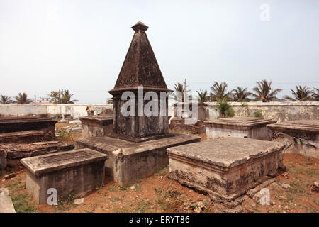 Cimetière du personnel néerlandais et drapeau , Plage de Bheemili , Bheemunipatnam , Bhimlipatam , Bheemli , Bhimili , Visakhapatnam , Andhra Pradesh , Inde , Asie Banque D'Images