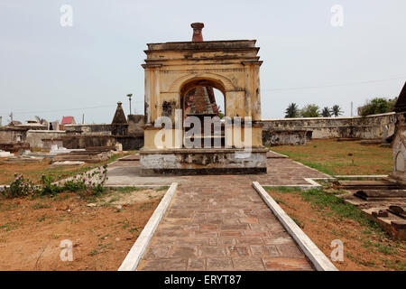 Cimetière du personnel néerlandais et drapeau , Plage de Bheemili , Bheemunipatnam , Bhimlipatam , Bheemli , Bhimili , Visakhapatnam , Andhra Pradesh , Inde , Asie Banque D'Images