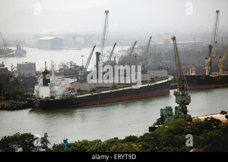 Quai de chargement de port Trust avec grue à Vishakhapatnam ; Andhra Pradesh ; Inde Banque D'Images