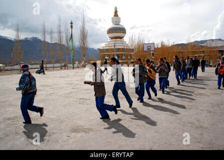 Les étudiants en cours de chauffage ; Leh Ladakh ; ; ; Jammu-et-Cachemire en Inde 11 avril 2008 Banque D'Images