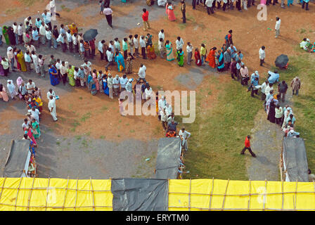 Debout dans la file d'électeurs à voter de Bombay Mumbai Maharashtra ; Inde ; 13 10 2009 Banque D'Images