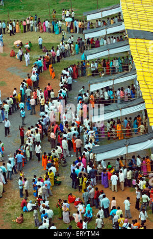 Debout dans la file d'électeurs à voter de Bombay Mumbai Maharashtra ; Inde ; 13 10 2009 Banque D'Images