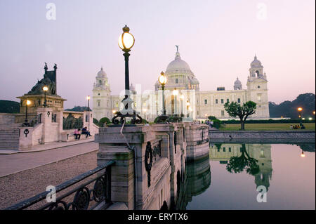 Victoria Memorial et composé à Calcutta ; soirée ; l'ouest du Bengale en Inde ; Banque D'Images