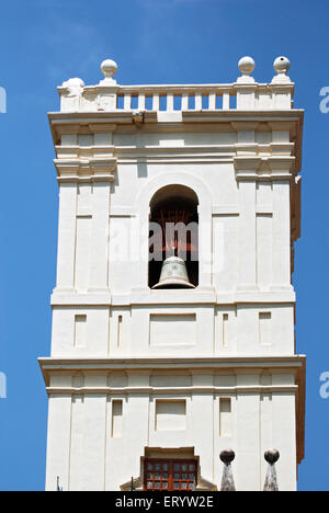 Bell se énorme église cathédrale Old Goa Velha Goa ; Inde ; Banque D'Images