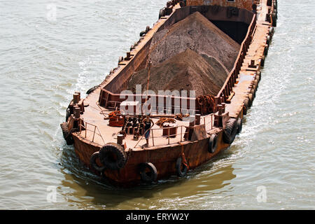 Barge , barge à fond plat de soubale transportant du minerai de fer sur la rivière Mandovi , Panji , Panjim , Goa , Inde , Asie Banque D'Images