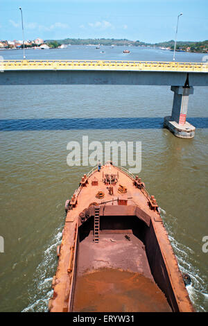 Barge , barge à fond plat de soubale transportant du minerai de fer sur la rivière Mandovi , Panji , Panjim , Goa , Inde , Asie Banque D'Images