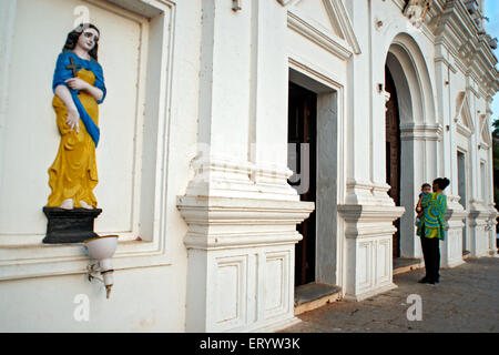 Dévot se tiennent à l'extérieur pendant la messe à l'église Notre Dame de l'Immaculée Conception ; ; ; Goa Panaji Panijm ; Inde NOMR Banque D'Images