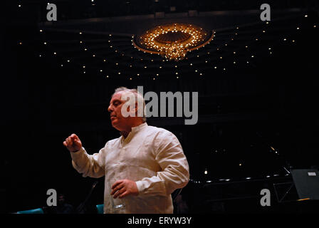 Daniel Barenboim , pianiste et chef d'orchestre , Auditorium Jamshed Bhabha , NCPA , Bombay , Mumbai , Maharashtra , Inde , Asie Banque D'Images