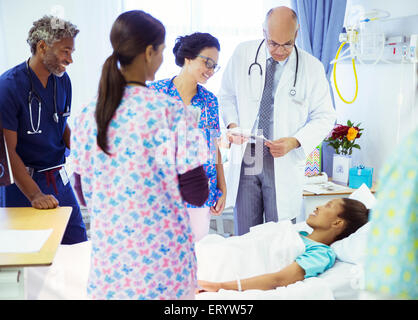 Les médecins et les infirmières les rondes in hospital room Banque D'Images