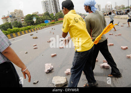 Les Sikhs de bloquer l'autoroute pour protester pour dera saccha sauda ; à Bombay Mumbai Mulund ; ; ; ; Maharashtra Inde Banque D'Images