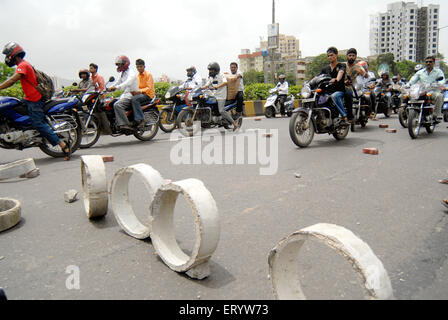 Les Sikhs de bloquer l'autoroute pour protester pour dera saccha sauda ; à Bombay Mumbai Mulund ; ; ; ; Maharashtra Inde NOMR Banque D'Images