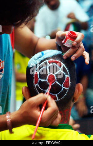 Fièvre de la FIFA , coupe de cheveux de football pendant la coupe du monde ; Bombay , Mumbai ; Maharashtra ; Inde , Asie Banque D'Images