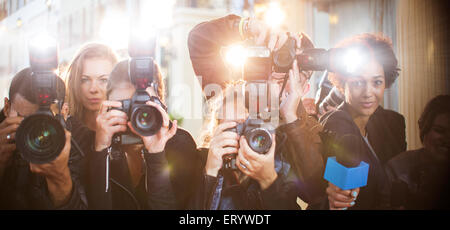 Portrait de paparazzi dans une rangée de caméras et microphone Banque D'Images