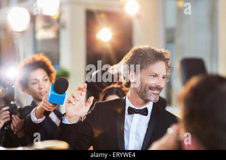 Celebrity waving to paparazzi pour l'événement Banque D'Images