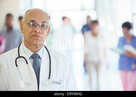 Portrait of smiling doctor in hospital corridor Banque D'Images