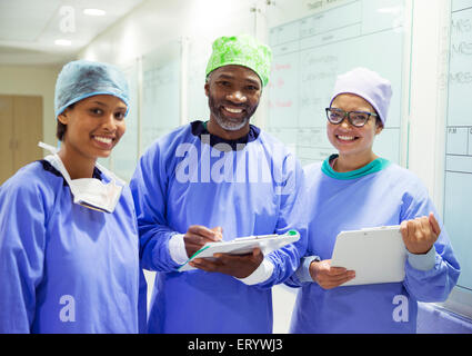 Portrait of smiling chirurgiens avec les presse-papiers à l'hôpital Banque D'Images