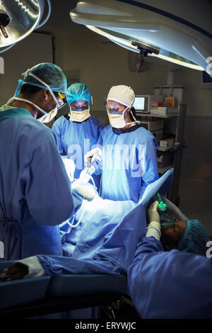 Surgeons performing surgery in operating room Banque D'Images