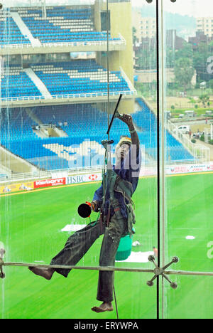 Nettoyant à vitre D Y Patil cricket stadium ; Nerul Navi ; Bombay Mumbai Maharashtra Inde NOMR ; ; Banque D'Images