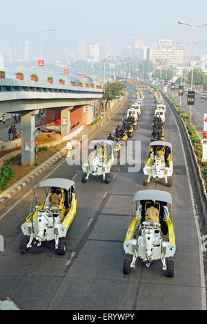 Les commandos de la police de Mumbai dans les véhicules amphibies à Marine Drive ; ; ; ; Bombay Mumbai Maharashtra Inde ; Banque D'Images