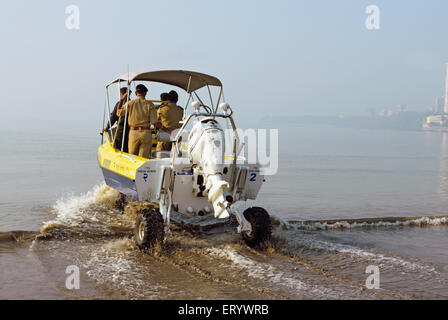 Les commandos de la police dans les véhicules amphibies à Marine Drive ; ; ; ; Bombay Mumbai Maharashtra Inde ; Banque D'Images