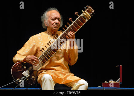 Pandit Ravi Shankar sitar virtuoso musique classique indienne maestro compositeur indien jouant des instruments de musique sitar sur scène Banque D'Images
