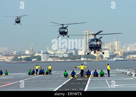 Un contrôleur de la marine indienne de piste d'atterrissage pour hélicoptère chetak guide du porte-avions INS viraat pont R22 Mumbai Banque D'Images