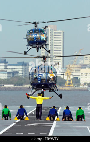 Contrôleur de la piste de la marine indienne pont d'atterrissage d'hélicoptère chetak guide de porte-avions INS viraat R22 Mumbai Banque D'Images