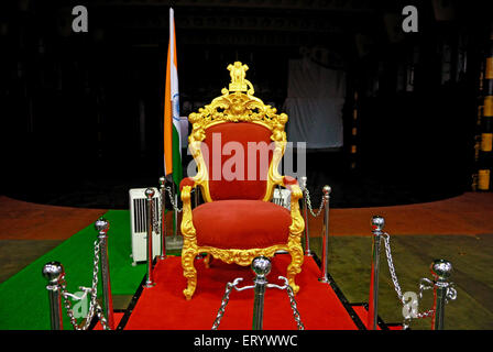 Président sculpté d'emblème national et drapeau indien conservé à bord de l'INS viraat ; R22 ; Bombay Mumbai Maharashtra ; Inde ; Banque D'Images