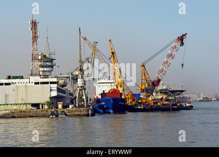 Énormes grues cargo sur le port de Bombay ; Bombay ; Maharashtra ; Inde ; expédition indienne ; Asie ; Asie Banque D'Images