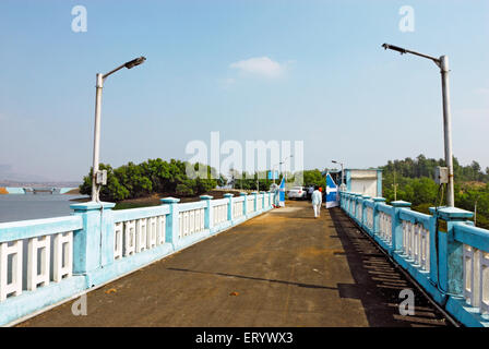 Barrage sur vaitarna vaitarna supérieur ; lac ; Bombay Mumbai Maharashtra ; Inde ; Banque D'Images