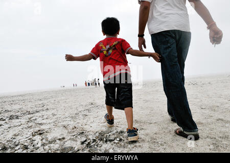 Touristes dans le grand rann de kutch ; Rann UtSAV, Bhuj ; Gujarat ; Inde Banque D'Images