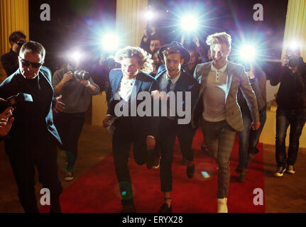 Exécution de célébrités paparazzi at Red Carpet event Banque D'Images
