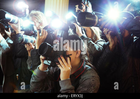 Paparazzi photographing event Banque D'Images