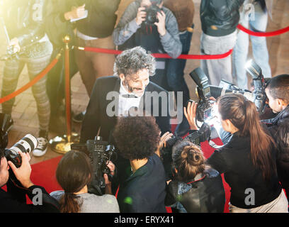 La célébrité d'être interviewé et photographié par des paparazzi at Red Carpet event Banque D'Images