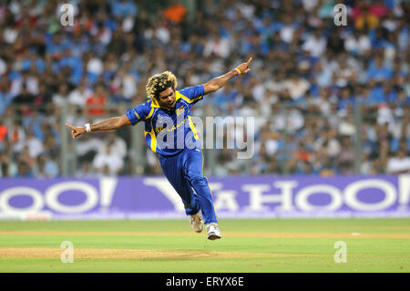 Le chauve-souris sri lankais Lasith Malinga célèbre le batteur de cricket Sachin Tendulkar coupe du monde 2011 de la CCI Sri Lanka Stade Wankhede Bombay Mumbai Inde Asie Banque D'Images