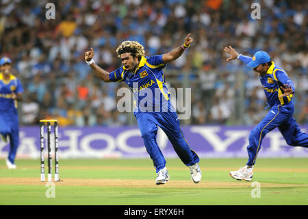 Lasith Malinga bowler Sri-Lankais célébrer wicket batteur Sachin Tendulkar 2011 Coupe du Monde de la CPI Wankhede Stadium Mumbai Banque D'Images