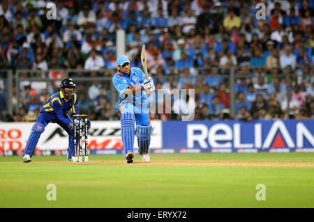 Batteur M S Dhoni joue shot wicketkeeper Sri-Lankais Kumar Sangakkara ICC Cricket World Cup Stade Wankhede Mumbai Banque D'Images