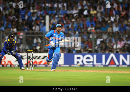 Le Batsman M S Dhoni affronte le capitaine sri lankais Kumar Sangakkara ICC Cricket World Cup Wankhede Stadium Mumbai India Banque D'Images