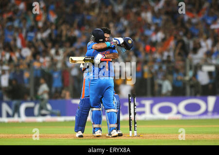 Mahendra Singh Dhoni R coéquipier Yuvraj Singh célébrer ICC Cricket World Cup 2011 Stade Wankhede final Mumbai Banque D'Images