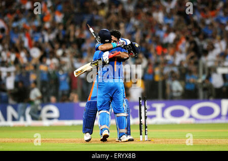 Mahendra Singh Dhoni a le droit de humer Yuvraj Singh pour célébrer la victoire finale de la coupe du monde de cricket de la CPI 2011 Stade Wankhede Bombay Mumbai Maharashtra Inde Banque D'Images