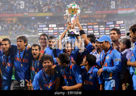 Les joueurs de cricket indiens célèbrent le Trophée de la coupe du monde de l'ICC en battant le match final de la coupe du monde de cricket de l'ICC 2011 Stade Wankhede Bombay Mumbai Maharashtra Inde Asie Banque D'Images