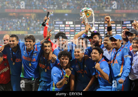 Indian Cricket ICC World cup trophy célébrer battant ICC Cricket World Cup 2011 finale Stade Wankhede Mumbai Banque D'Images