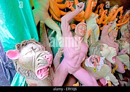 Des modèles d'argile de la Déesse Durga sauvetage démon de lions ; Kumartuli heritage village d'artisans de Calcutta ; l'ouest du Bengale en Inde ; Banque D'Images