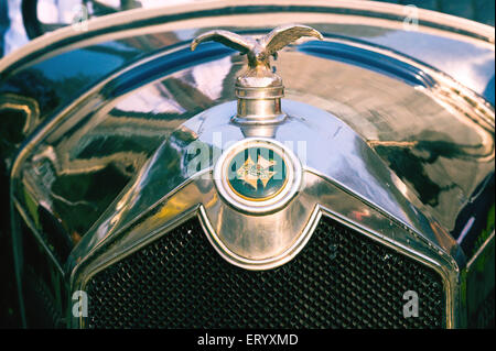 Vintage voiture antique capot emblème de capot ornement Wolseley 1924 Banque D'Images