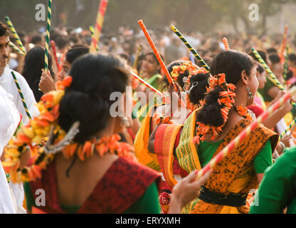 Danse féminine, festival de printemps Santiniketan Holi, Shantiniketan, ville de Bolpur, quartier de Birbhum, Calcutta, Kolkata, Bengale occidental, Inde, Asie Banque D'Images