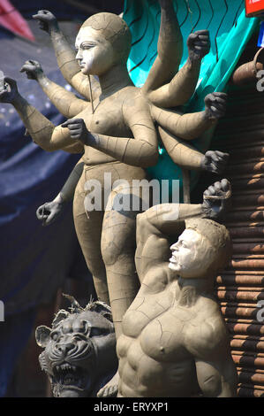 Statue de la Déesse Durga inachevée avec le démon ; Calcutta Kolkata ; l'ouest du Bengale en Inde ; Banque D'Images