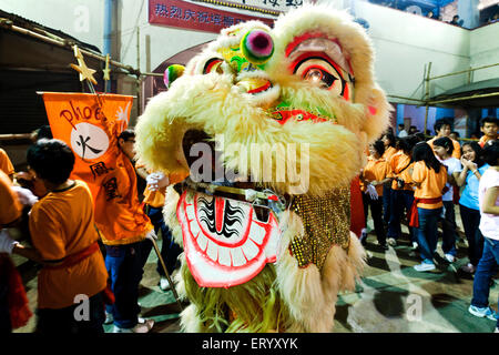Danse avec masque de lion, célébration du nouvel an chinois, Calcutta, Kolkata, Bengale occidental, Inde, asie Banque D'Images