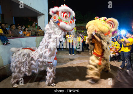 Danse avec masque de lion, célébration du nouvel an chinois, Calcutta, Kolkata, Bengale occidental, Inde, asie Banque D'Images